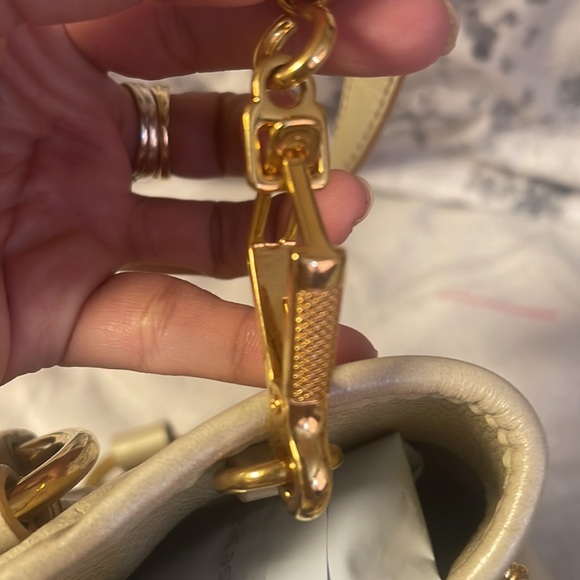 Authentic Miu Miu 2 Way leather bag with detachable strap. - Picture 7 of 17